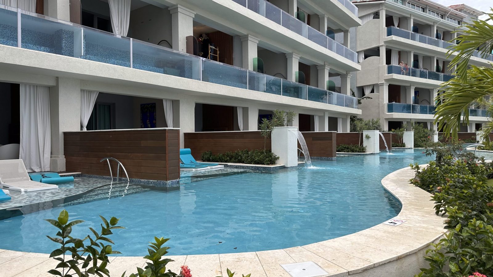 sandals-dunns-river-tufa-terrace-swim-up-butler-suite-pool-patio-privacy-walls.jpg