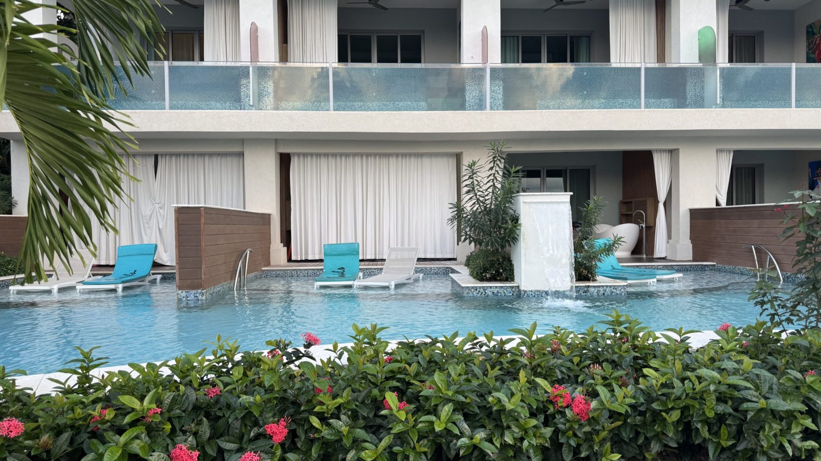 sandals-dunns-river-tufa-terrace-swim-up-butler-suite-bathroom-curtains-closed.jpg