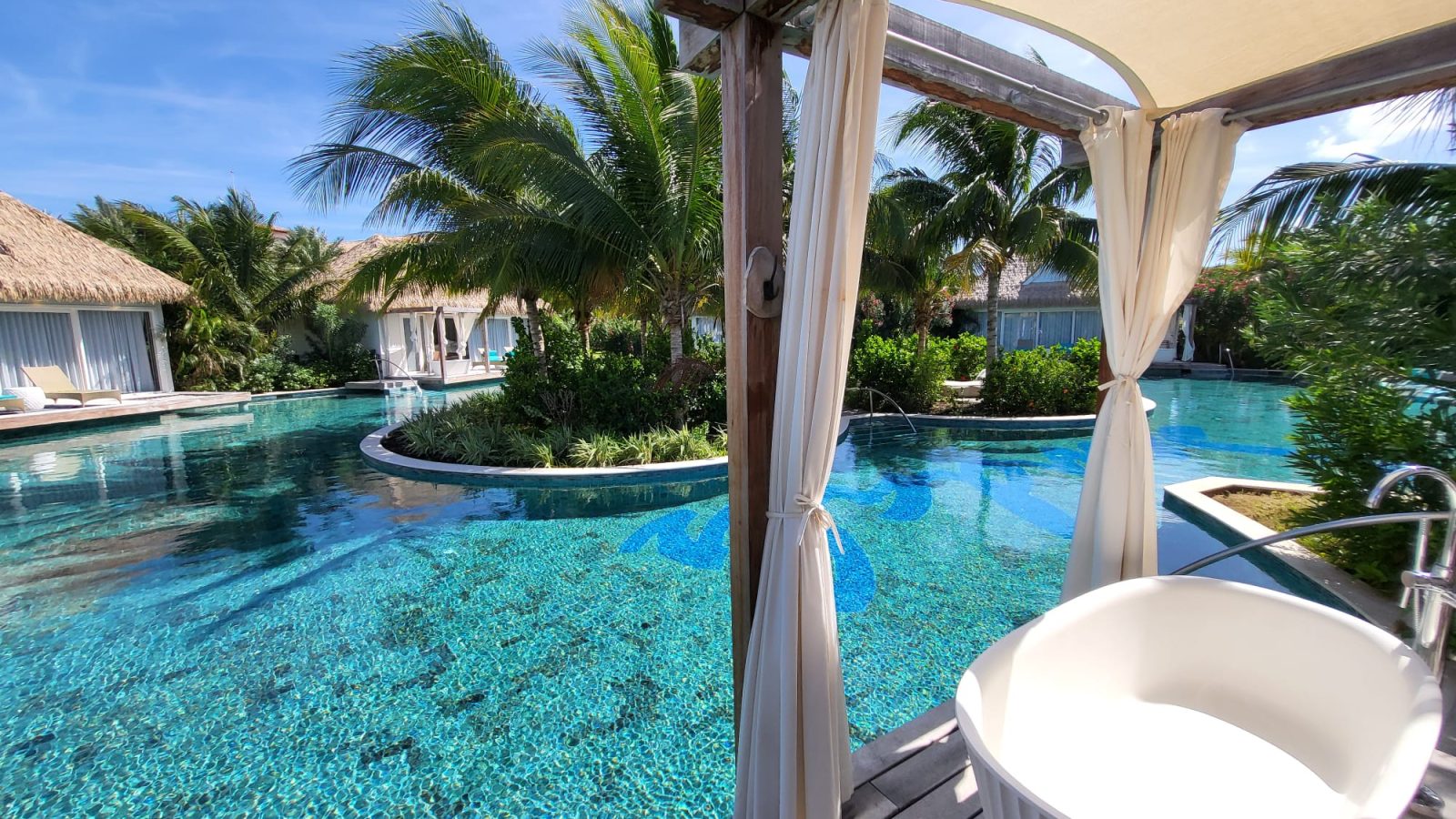 sandals-royal-curacao-kurason-poolside-butler-bungalow-patio-heart-pool-island.jpg