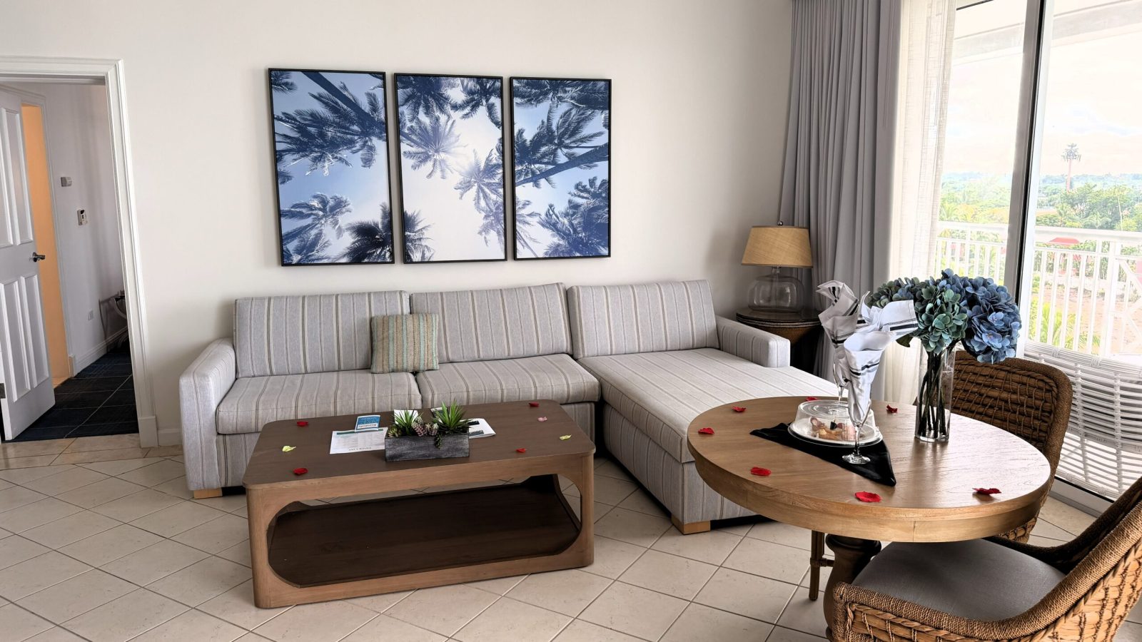 sandals-royal-bahamian-west-bay-honeymoon-hideaway-oceanview-one-bedroom-butler-suite-living-room