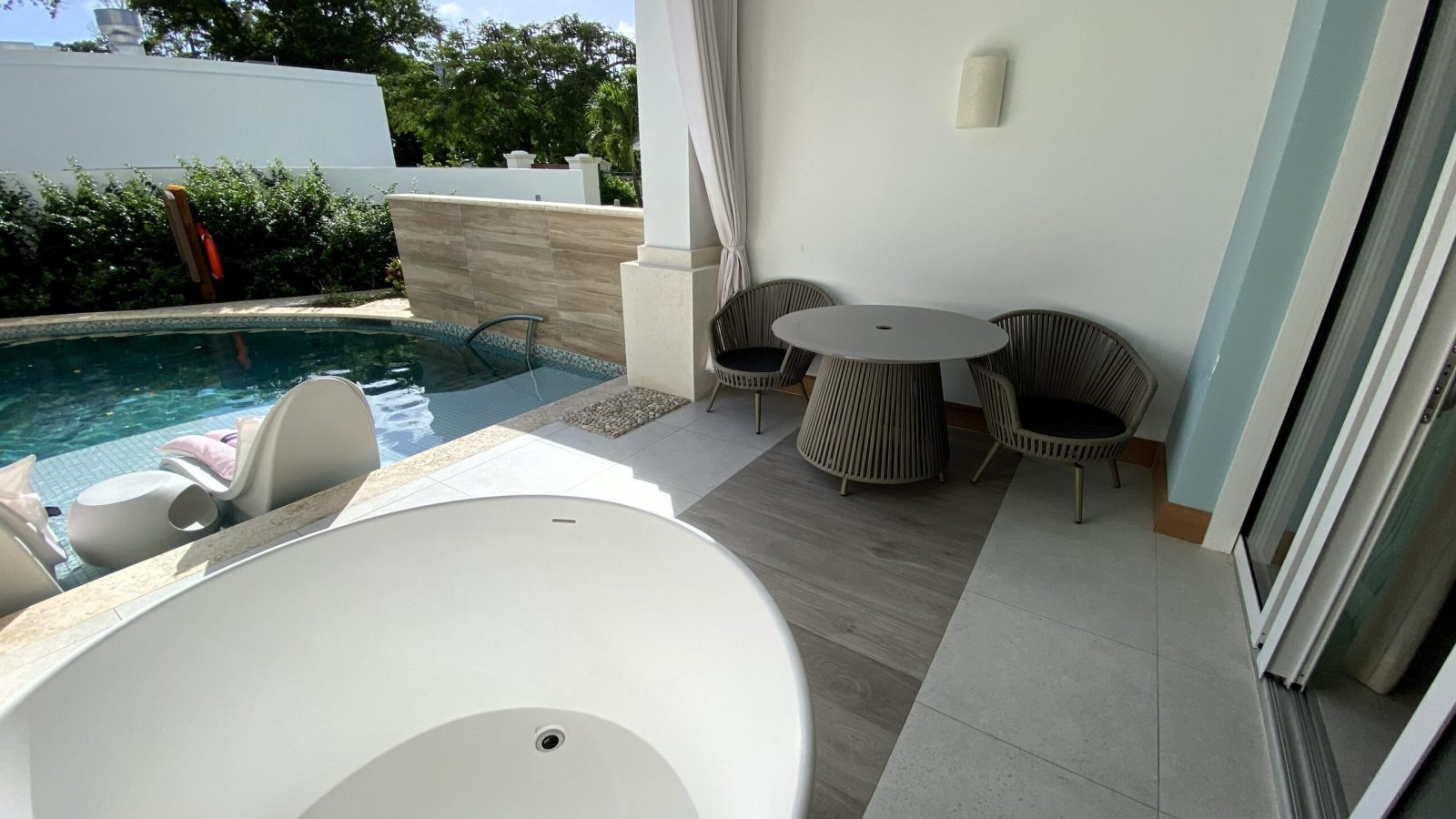 Tranquility Soaking Tub, table and chairs, and swim-up pool access on the patio of the Sandals Royal Barbados HSUP suite