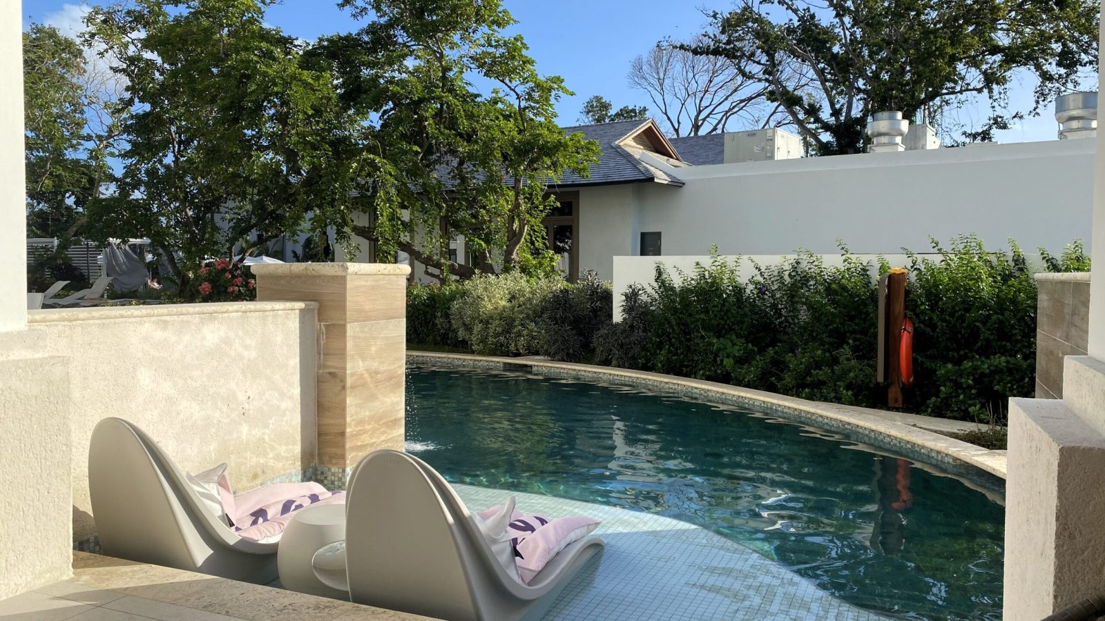sandals-royal-barbados-hsup-swim-up-loungers-daytime